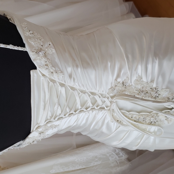 Silky satin Maggie Sottero gown - Picture 5 of 7